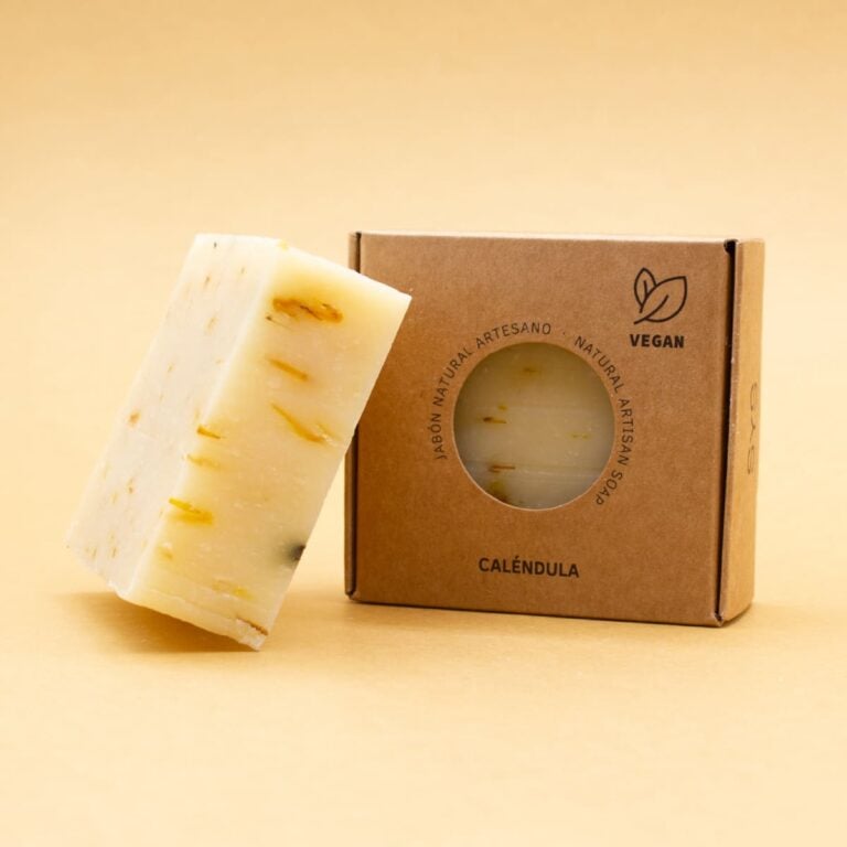 Detalle del Jabón Natural Artesano Caléndula 100g Labnatur junto a su estuche kraft con ventana circular y sello vegano