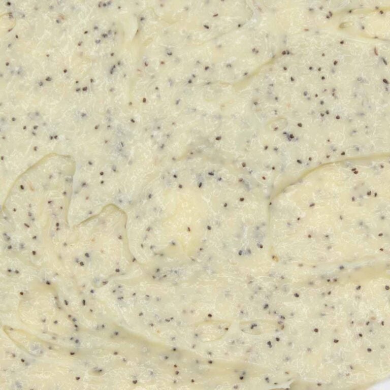 Textura cremosa del Exfoliante Corporal Aguacate y Jojoba Labnatur con partículas exfoliantes oscuras