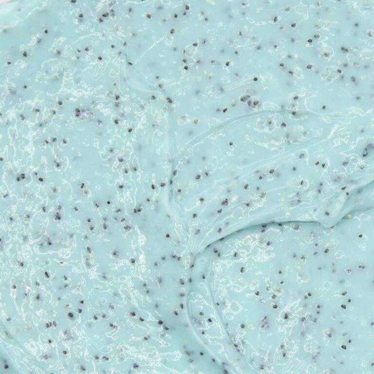 Textura azul del Exfoliante Corporal Almendras Dulces y Yogur Labnatur con partículas exfoliantes oscuras