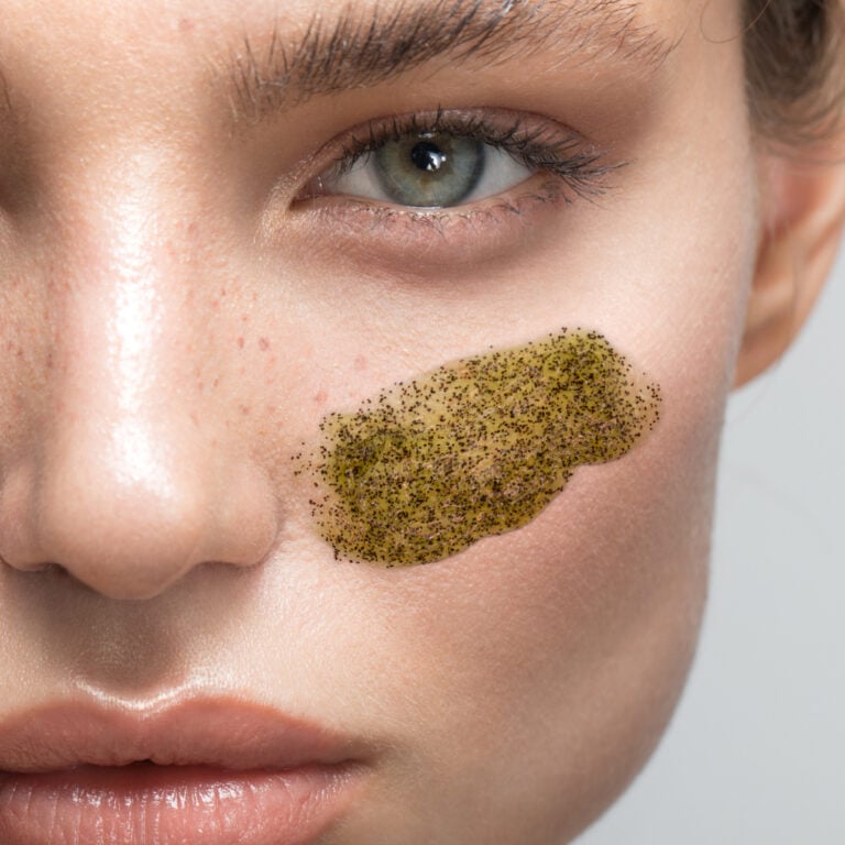 Mujer con Exfoliante Facial Aloe Vera y Bambú Labnatur aplicado sobre la mejilla