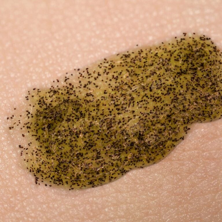Textura verde del Exfoliante Facial Aloe Vera y Bambú Labnatur aplicada sobre la piel con partículas oscuras