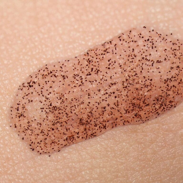 Textura del Exfoliante Facial Caléndula y Camomila Labnatur aplicada sobre la piel con partículas exfoliantes oscuras