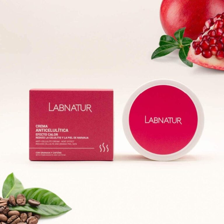 Gel crema anticelulítico efecto calor Labnatur junto a granada y granos de café.