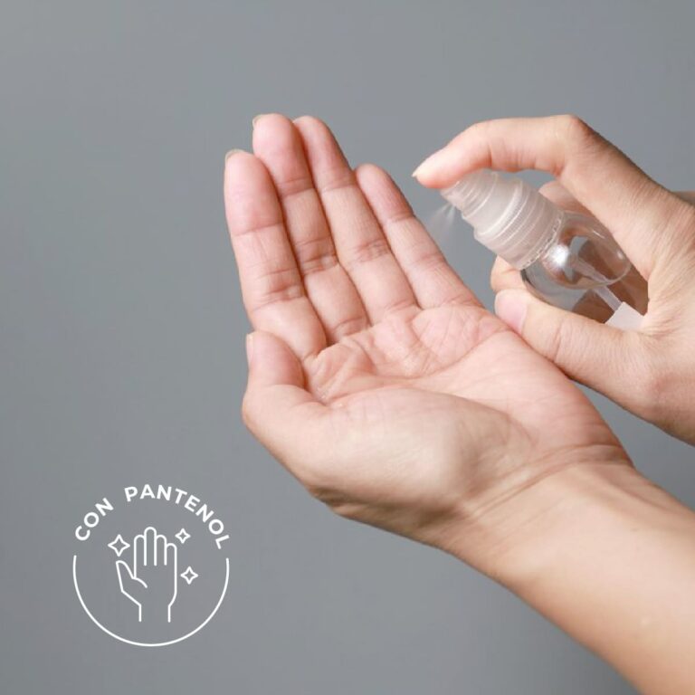 Aplicación de gel hidroalcohólico con aloe vera y pantenol sobre la palma de la mano.
