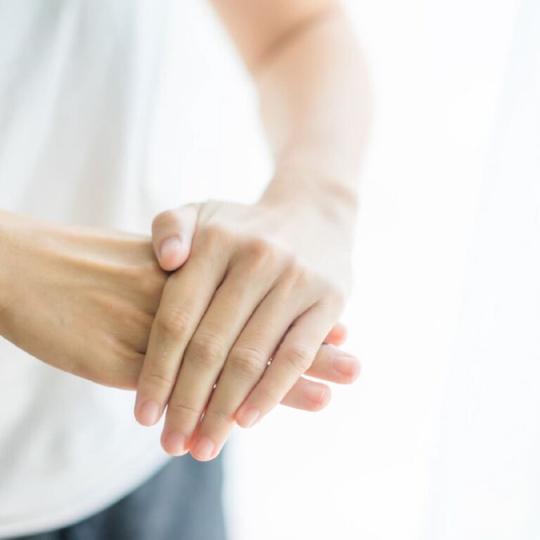 Manos frotándose para extender el gel hidroalcohólico con aloe vera y pantenol.