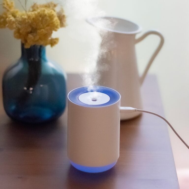 Humidificador Ultrasónico White 255ml SYS Aromas funcionando con niebla fría y luz LED azul