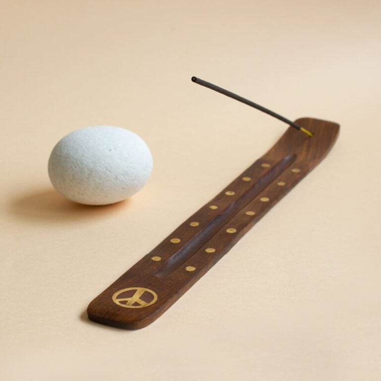 Incensario decorativo Puntos y Estrellas de madera SYS Aromas con stick de incienso y piedra blanca