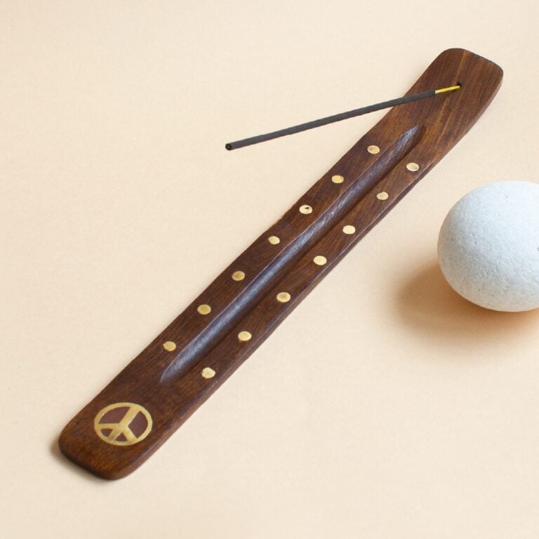 Incensario de madera Puntos y Estrellas SYS Aromas visto desde arriba con stick y piedra decorativa