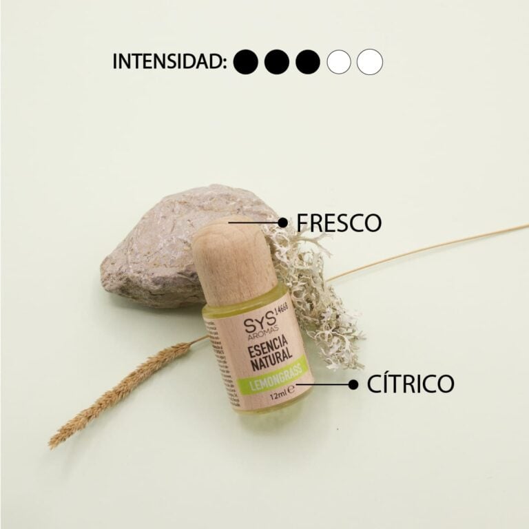 Segunda imagen de la galería de la Esencia Lemongrass 12ml SYS Aromas, referencia 11064. La composición muestra el frasco en posición vertical delante de un quemador de cerámica blanca con formas redondeadas y una vela verde colocada en su interior. En la parte inferior se explica el modo de empleo: unas pocas gotas disueltas en agua dentro de un quemador son suficientes para disfrutar durante varias horas del aroma de la fragancia. Su perfil cítrico y fresco permite crear un ambiente luminoso y revitalizante. La cantidad de esencia puede ajustarse según el tamaño de la estancia y la intensidad aromática deseada.