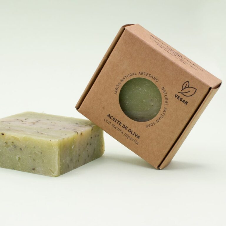 Estuche kraft del Jabón Natural Artesano Aceite de Oliva 100g Labnatur inclinado junto a una pastilla verde