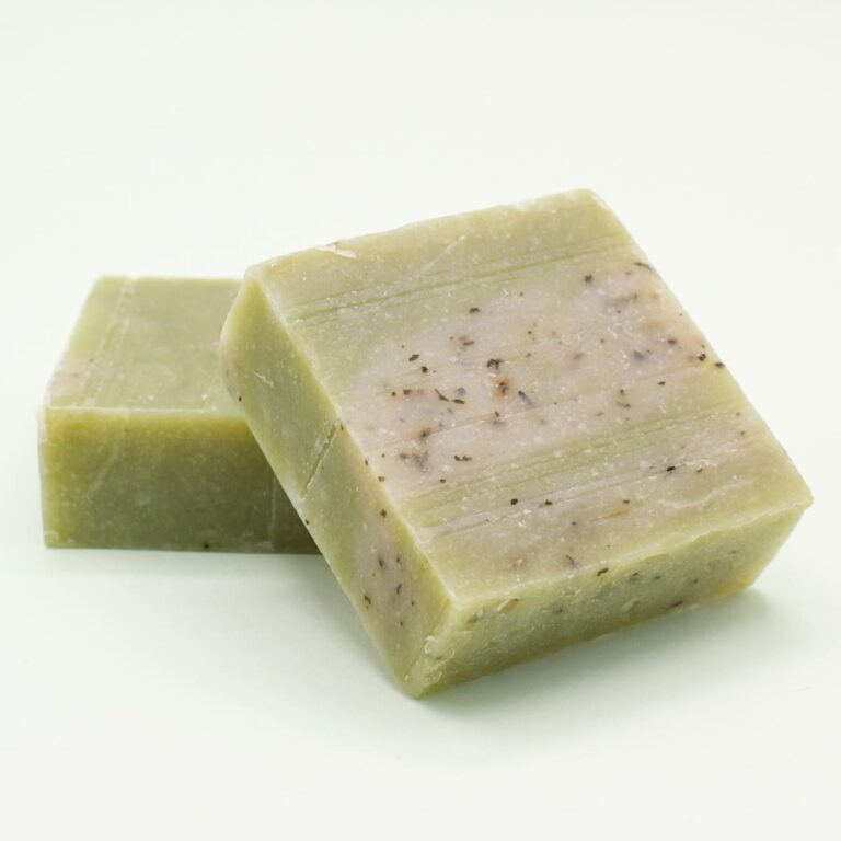 Dos pastillas verdes de Jabón Natural Artesano Aceite de Oliva 100g Labnatur con partículas de menta piperita