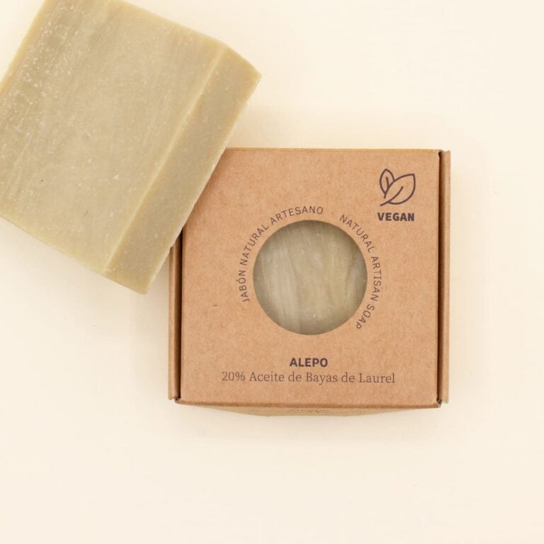 Estuche kraft de Jabón Natural Artesano Alepo 20% 80g Labnatur junto a una pastilla beige en composición cenital