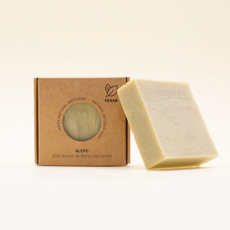 Jabón Natural Artesano Alepo 20% 80g Labnatur inclinado junto a su estuche kraft vegano