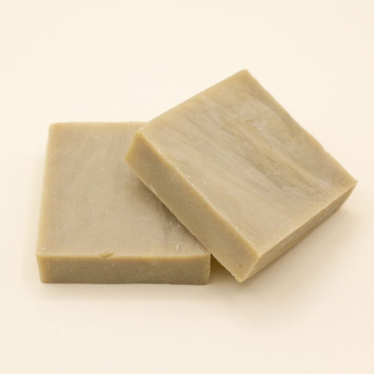 Dos pastillas de Jabón Natural Artesano Alepo 20% 80g Labnatur superpuestas sobre fondo crema