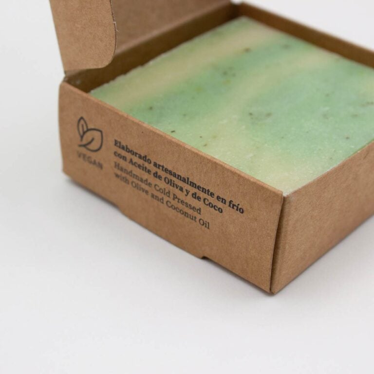 Jabón Natural Artesano Aloe Vera 100g Labnatur dentro de un estuche kraft abierto con distintivo vegano
