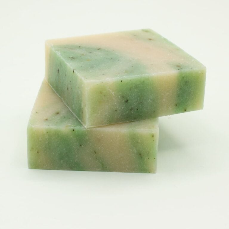 Dos pastillas de Jabón Natural Artesano Aloe Vera 100g Labnatur en tonos verde y beige apiladas sobre fondo claro
