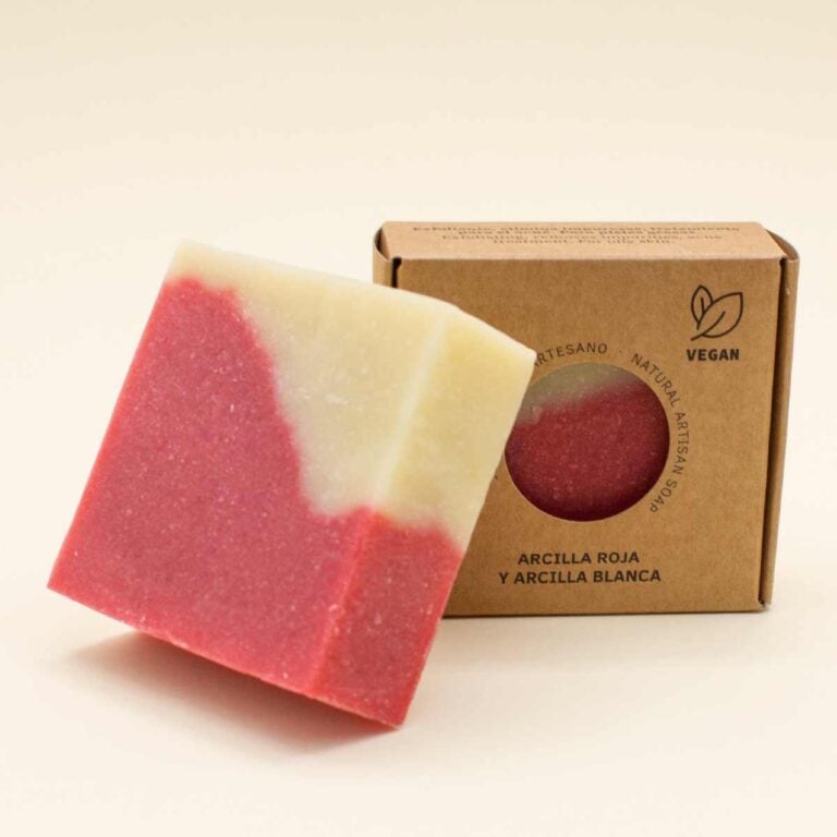 Jabón Natural Artesano Arcilla 100g Labnatur en tonos rojo y crema delante de su estuche kraft vegano