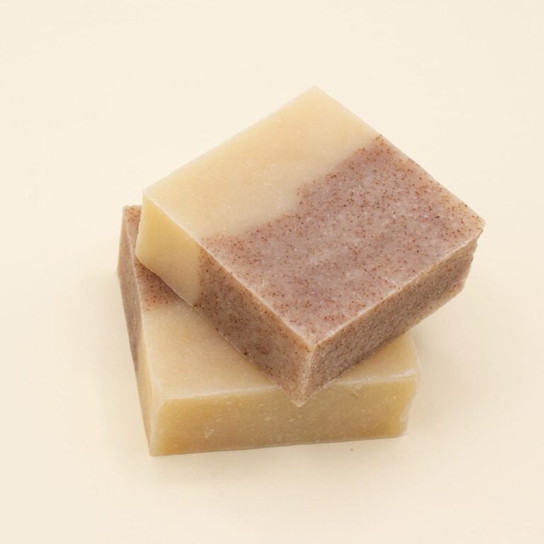 Dos pastillas de Jabón Natural Artesano Argán 100g Labnatur apiladas, con acabado bicolor crema y marrón