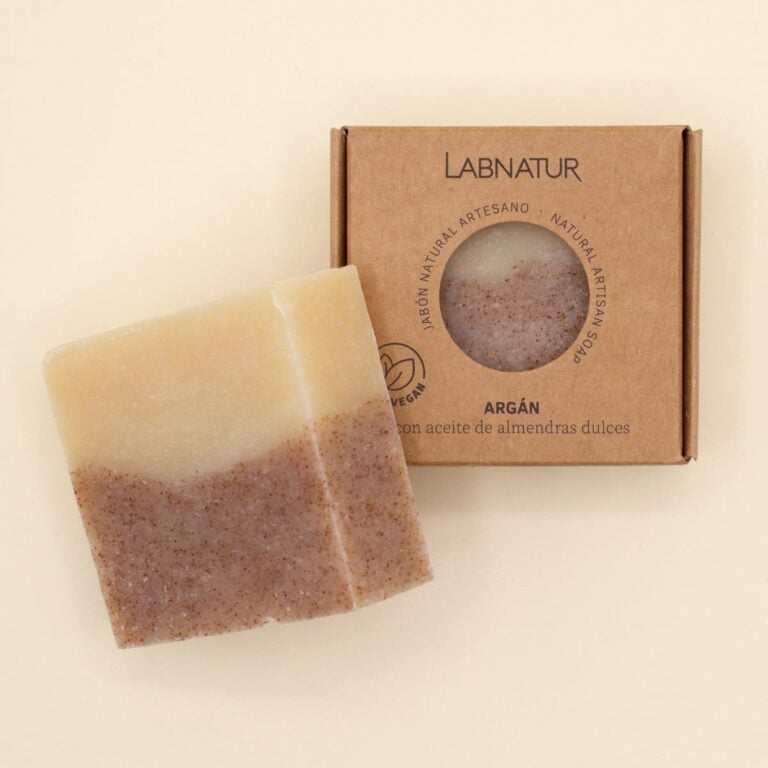 Pastillas de Jabón Natural Artesano Argán 100g Labnatur delante de su estuche kraft con ventana circular