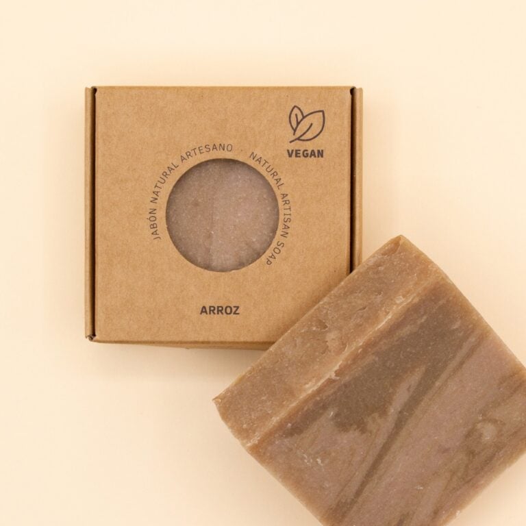 Estuche kraft de Jabón Natural Artesano Arroz 100g Labnatur junto a una pastilla marmolada sobre fondo beige