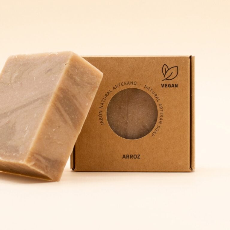 Pastilla de Jabón Natural Artesano Arroz 100g Labnatur inclinada junto a su estuche kraft con ventana circular y sello vegano