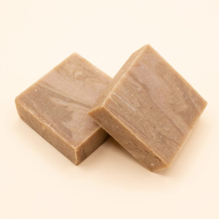 Dos pastillas de Jabón Natural Artesano Arroz 100g Labnatur superpuestas sobre fondo beige claro