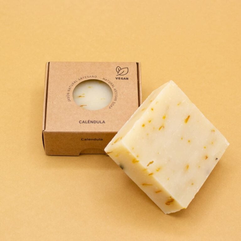 Jabón Natural Artesano Caléndula 100g Labnatur apoyado en vertical junto a su estuche kraft vegano