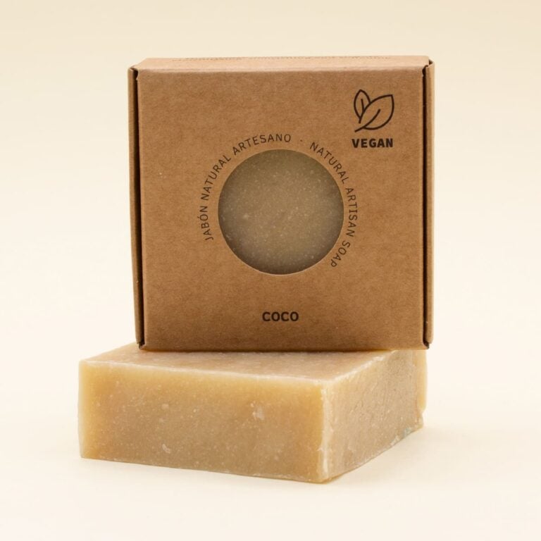 Estuche kraft de Jabón Natural Artesano Coco 100g Labnatur apoyado sobre una pastilla beige horizontal