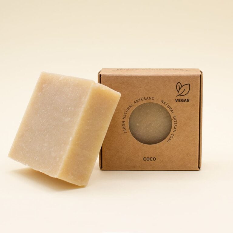 Pastilla de Jabón Natural Artesano Coco 100g Labnatur inclinada junto a su estuche kraft con ventana circular y sello vegano