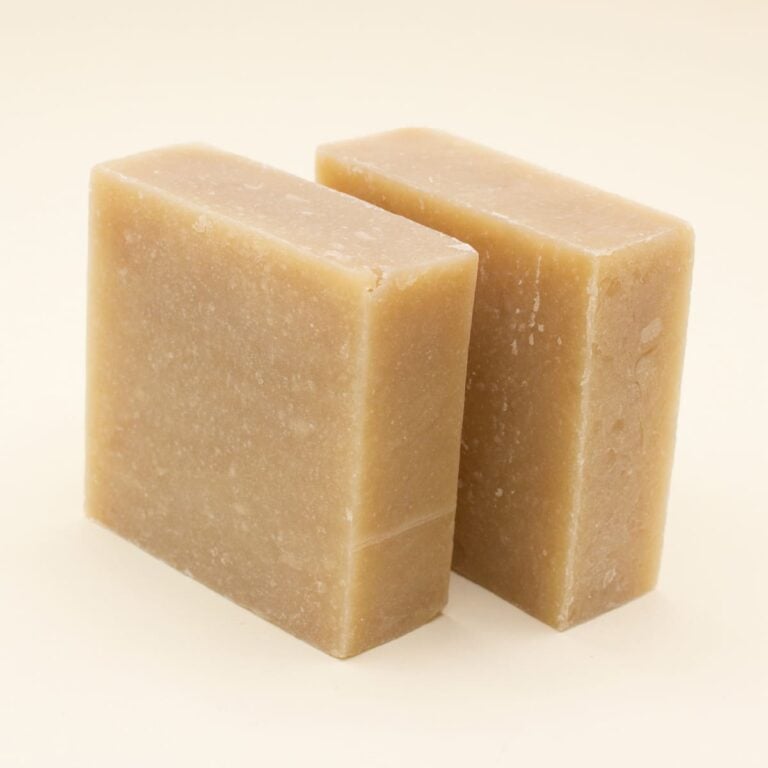 Dos pastillas beige de Jabón Natural Artesano Coco 100g Labnatur colocadas en posición vertical sobre fondo claro