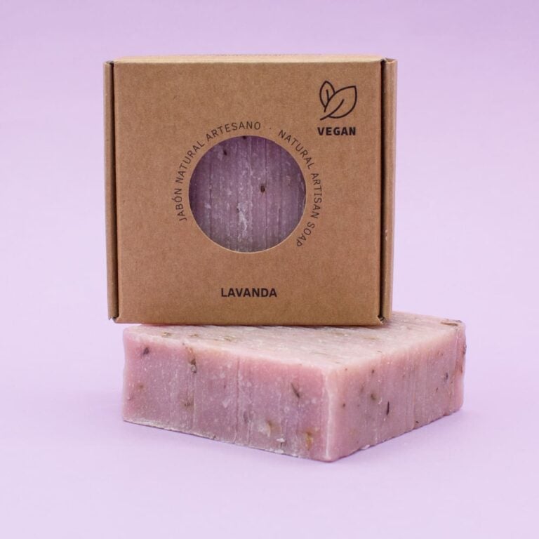 Estuche kraft de Jabón Natural Artesano Lavanda 100g Labnatur apoyado sobre una pastilla rosa lila
