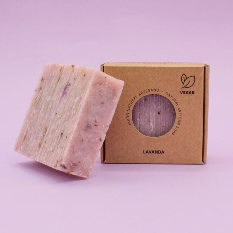 Jabón Natural Artesano Lavanda 100g Labnatur en tono rosa lila delante de su estuche kraft vegano