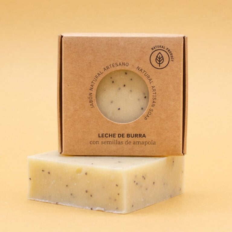 Estuche kraft de Jabón Natural Artesano Leche de Burra 100g Labnatur apoyado sobre una pastilla con semillas de amapola