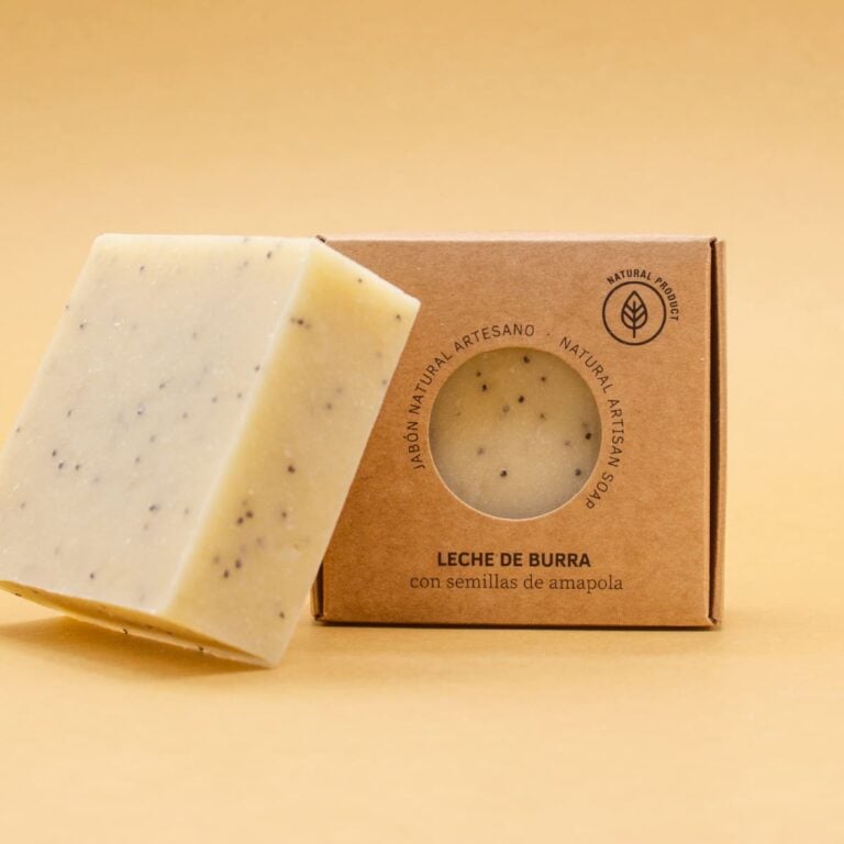 Pastilla de Jabón Natural Artesano Leche de Burra 100g Labnatur inclinada junto a su estuche kraft con ventana circular