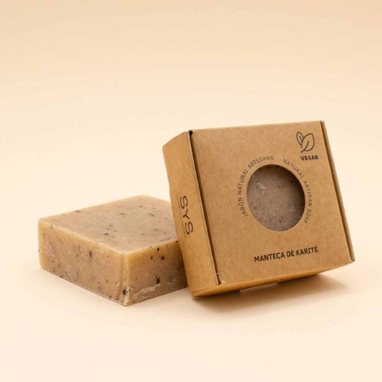 Estuche kraft de Jabón Natural Artesano Manteca de Karité 100g Labnatur apoyado sobre una pastilla beige