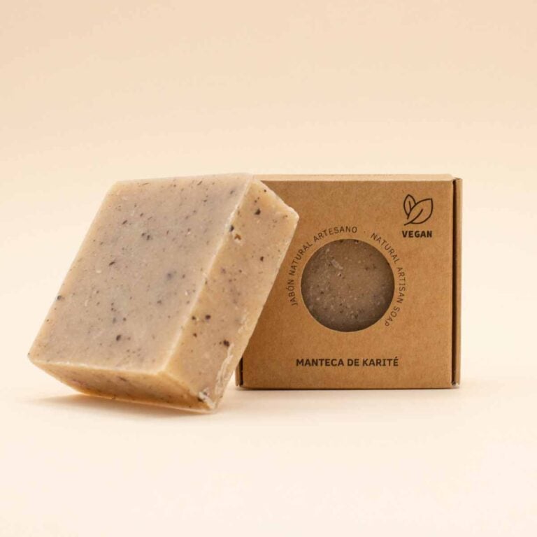 Jabón Natural Artesano Manteca de Karité 100g Labnatur inclinado junto a su estuche kraft con sello vegano