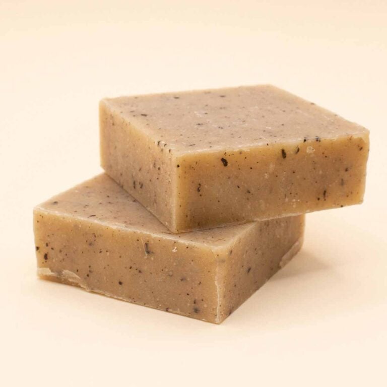 Dos pastillas de Jabón Natural Artesano Manteca de Karité 100g Labnatur apiladas sobre fondo beige claro