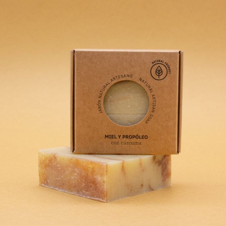 Estuche kraft del Jabón Natural Artesano Miel y Propóleo 100g Labnatur apoyado sobre una pastilla marmolada