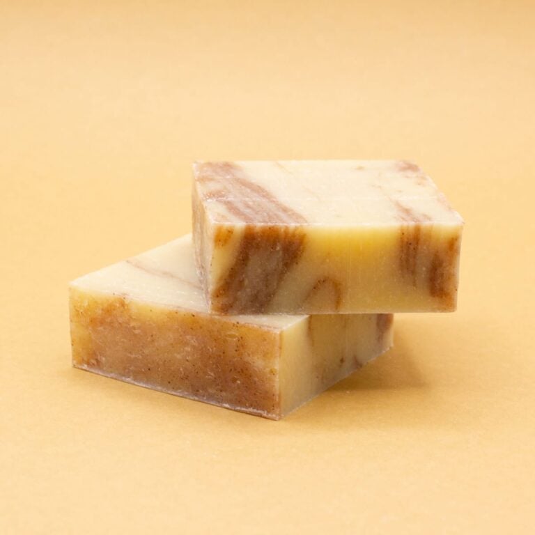 Dos pastillas de Jabón Natural Artesano Miel y Propóleo 100g Labnatur superpuestas sobre fondo amarillo cálido