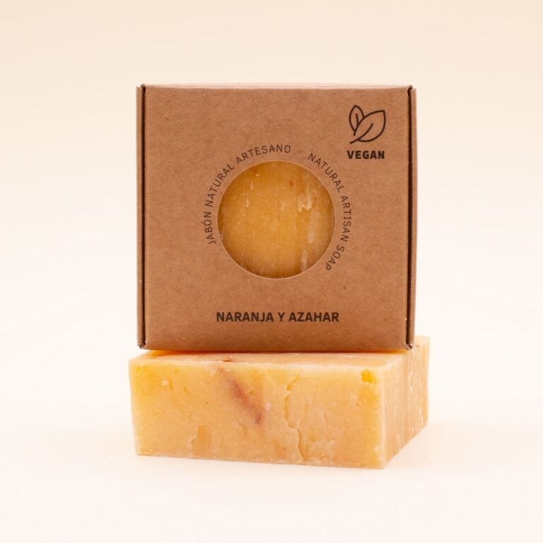 Estuche kraft de Jabón Natural Artesano Naranja y Azahar 100g Labnatur apoyado sobre una pastilla naranja