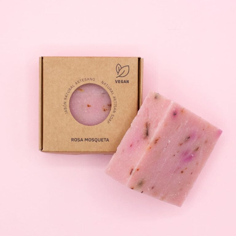 Jabón Natural Artesano Rosa Mosqueta 100g Labnatur inclinado junto a su estuche kraft con ventana circular y sello vegano