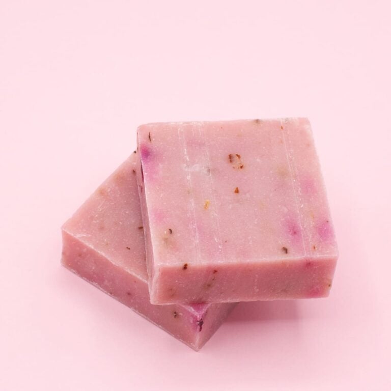 Dos pastillas rosas de Jabón Natural Artesano Rosa Mosqueta 100g Labnatur superpuestas sobre fondo rosa claro