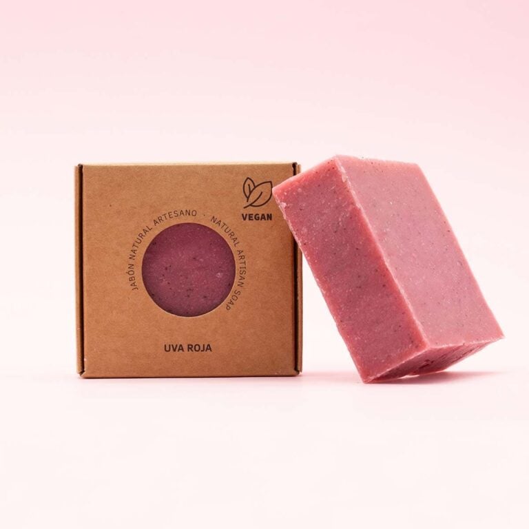 Jabón Natural Artesano Uva Roja 100g Labnatur inclinado junto a su estuche kraft con ventana circular y sello vegano