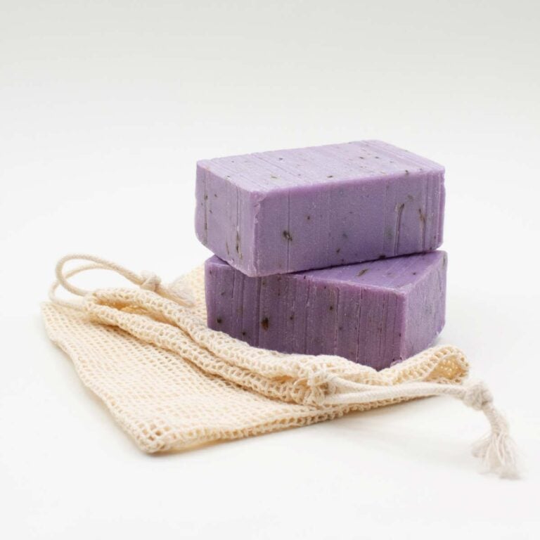 Dos pastillas de Jabón Natural Lavanda 100g Labnatur apiladas sobre una bolsa de malla de fibras naturales