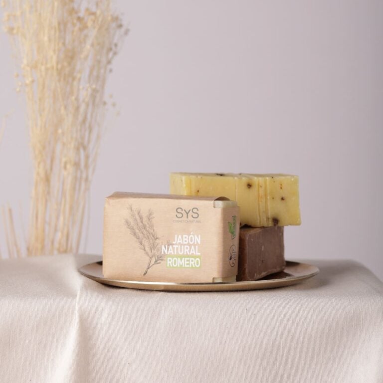 Estuche de Jabón Natural Romero 100g Labnatur junto a dos pastillas artesanales apiladas sobre una bandeja