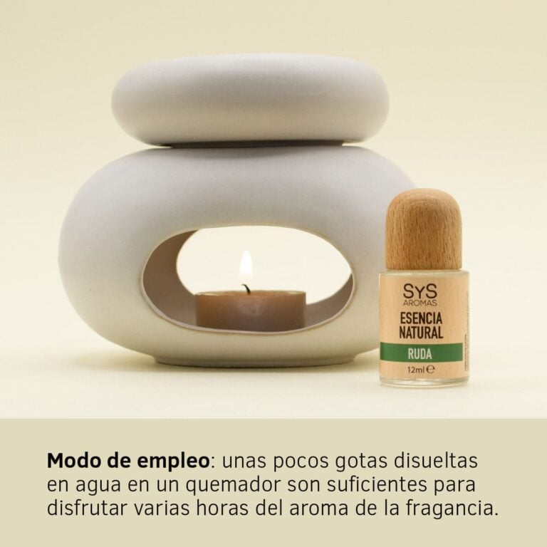 Esencia Ruda 12ml SYS Aromas junto a un quemador de cerámica blanco con vela encendida