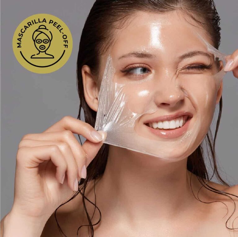 Mujer retirando una mascarilla facial peel-off seca del rostro.