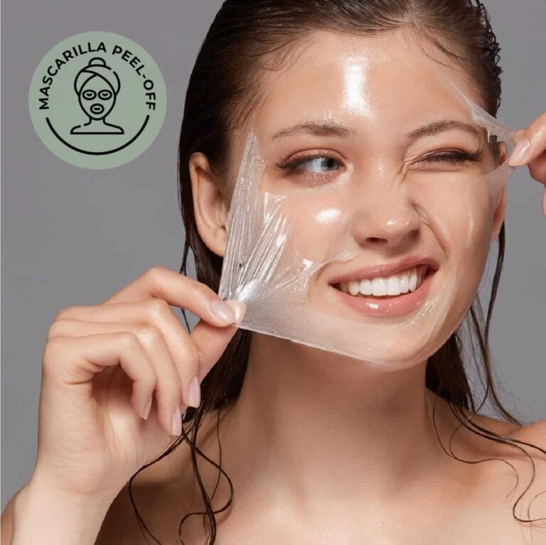 Mujer retirando una mascarilla facial peel-off seca desde el rostro.