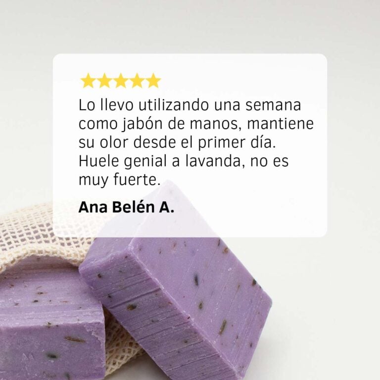 Testimonio de cinco estrellas sobre el Jabón Natural Lavanda 100g Labnatur junto a dos pastillas lilas