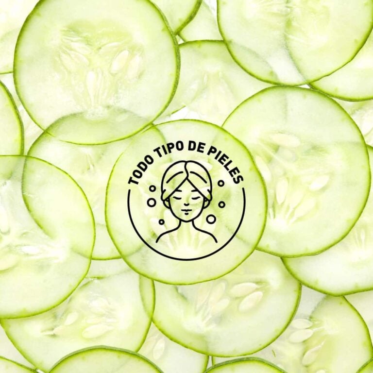 Rodajas frescas de pepino con icono de mascarilla facial apta para todo tipo de pieles.